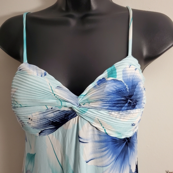 💥Host Pick💥 Blue Floral Summer Dress - Picture 3 of 6